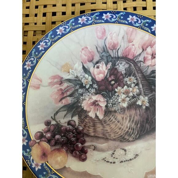 Parrot Tulips, Sixth issue in the Lena Lui’s Basket Bouquets Plate Collection - Picture 3 of 6